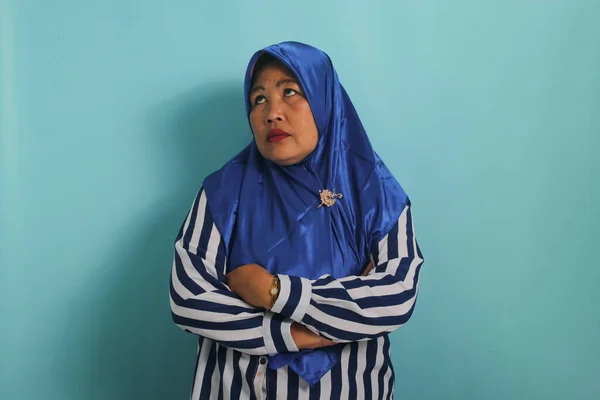 Gelangweilte Asiatische Frau Mittleren Alters Trägt Einen Blauen Hijab Und — Stockfoto