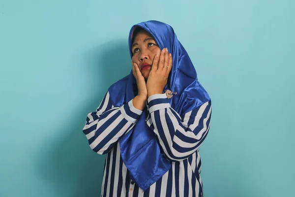 Mujer Asiática Mediana Edad Aburrida Con Hiyab Azul Una Camisa —  Fotos de Stock
