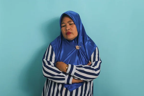 Mavi Tesettürlü Çizgili Tişörtlü Sıkkın Orta Yaşlı Asyalı Kadın Mutsuz — Stok fotoğraf