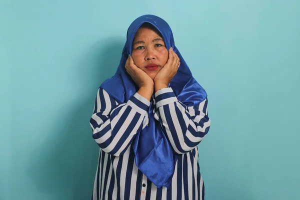 Mujer Asiática Mediana Edad Aburrida Con Hiyab Azul Una Camisa —  Fotos de Stock