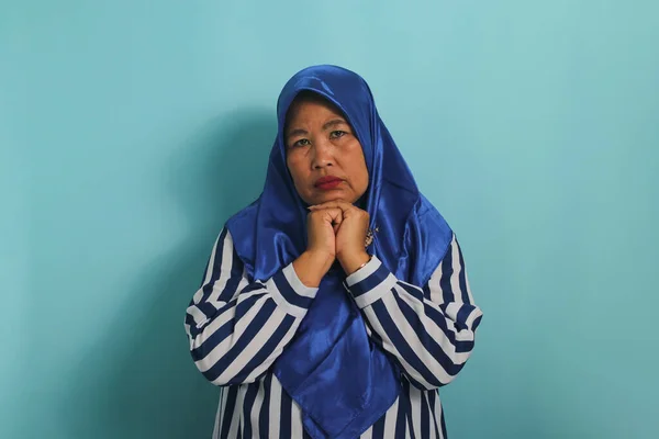 Unatkozó Középkorú Ázsiai Kék Hidzsábot Csíkos Inget Visel Boldogtalannak Vagy — Stock Fotó