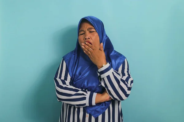 Mujer Asiática Soñolienta Mediana Edad Con Hijab Azul Camisa Rayas —  Fotos de Stock