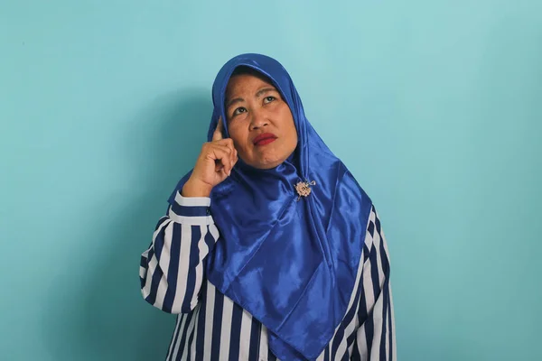 Znudzona Azjatycka Kobieta Średnim Wieku Niebieskim Hidżabie Koszuli Paski Dotyka — Zdjęcie stockowe