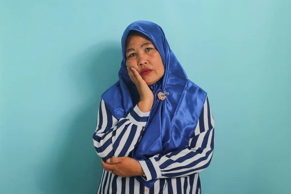 Nudná Asiatka Středního Věku Oblečená Modrém Hidžábu Pruhované Košili Zdá — Stock fotografie
