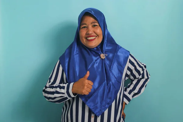 Pewna Siebie Azjatka Średnim Wieku Niebieskim Hidżabie Koszuli Paski Podnosząca — Zdjęcie stockowe