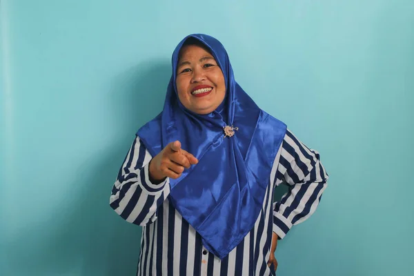Pewna Siebie Azjatka Średnim Wieku Niebieskim Hidżabie Koszuli Paski Skierowana — Zdjęcie stockowe