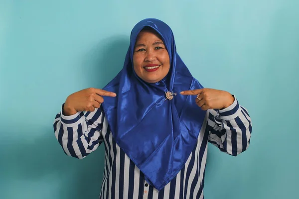 Wanita Asia Paruh Baya Yang Percaya Diri Mengenakan Jilbab Biru — Stok Foto
