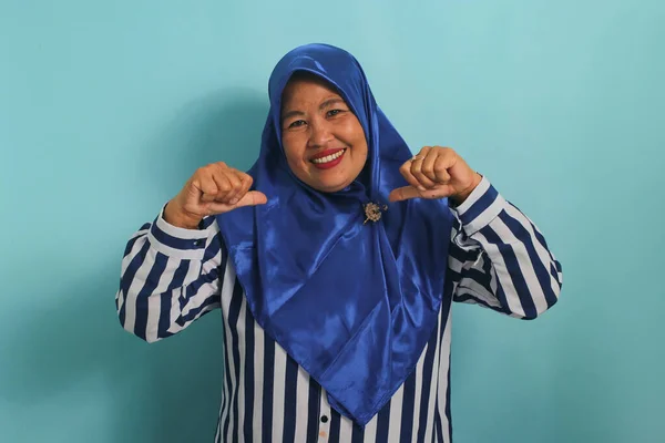 Selbstbewusste Asiatin Mittleren Alters Mit Blauem Hijab Und Gestreiftem Hemd — Stockfoto