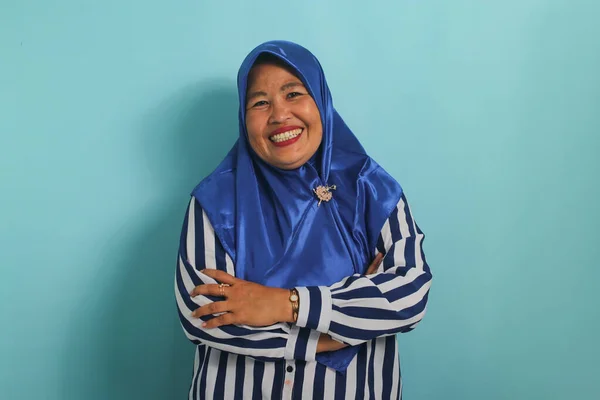Eine Lächelnde Asiatische Geschäftsfrau Mittleren Alters Die Einen Blauen Hijab — Stockfoto