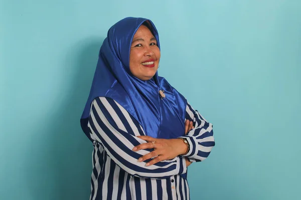 Leende Medelålders Asiatisk Affärskvinna Klädd Blå Hijab Och Randig Tröja — Stockfoto