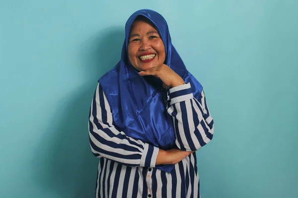 Uśmiechnięta Azjatycka Bizneswoman Średnim Wieku Niebieskim Hidżabie Koszuli Paski Stoi — Zdjęcie stockowe