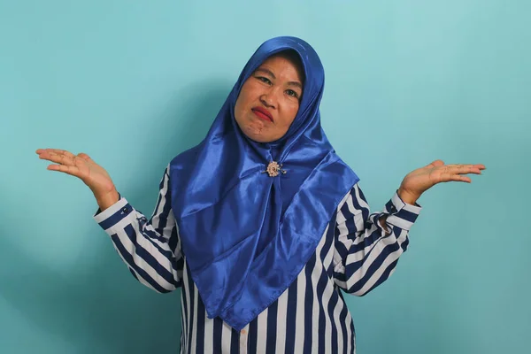 Zmatená Asiatka Středního Věku Modrém Hidžábu Pruhované Košili Nevěřícně Roztahuje — Stock fotografie