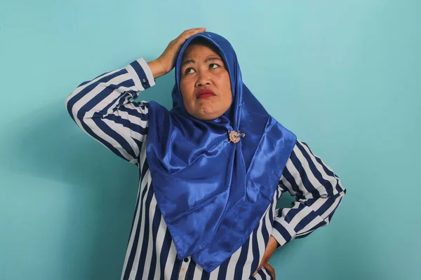 Przemyślana Azjatka Średnim Wieku Niebieskim Hidżabie Koszuli Paski Drapie Się — Zdjęcie stockowe
