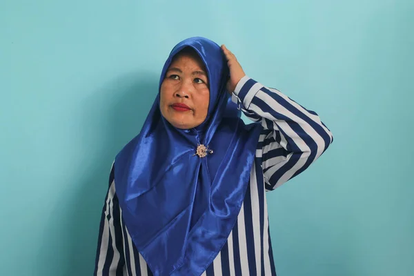 Zamyšlená Asiatka Středního Věku Modrém Hidžábu Pruhované Košili Položí Ruku — Stock fotografie