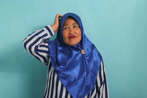 Azjatka Średnim Wieku Niebieskim Hidżabie Koszuli Paski Kładzie Rękę Głowie — Zdjęcie stockowe