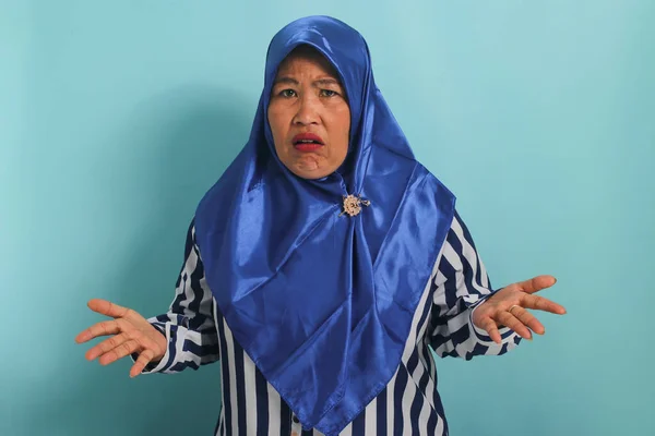 Seorang Wanita Asia Paruh Baya Yang Bingung Mengenakan Jilbab Biru — Stok Foto
