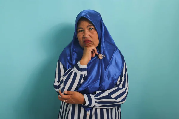 Uma Mulher Asiática Meia Idade Pensativa Hijab Azul Camisa Listrada — Fotografia de Stock