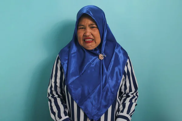 Uma Mulher Asiática Meia Idade Descontente Vestindo Hijab Azul Uma — Fotografia de Stock