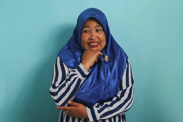 Missnöjd Medelålders Asiatisk Kvinna Klädd Blå Hijab Och Randig Skjorta — Stockfoto