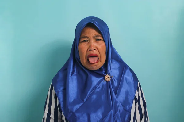 Missnöjd Medelålders Asiatisk Kvinna Blå Hijab Och Randig Skjorta Visar — Stockfoto