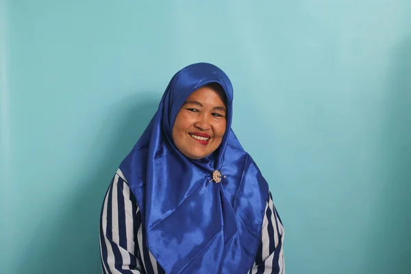 Nervös Medelålders Asiatisk Kvinna Blå Hijab Och Randig Skjorta Biter — Stockfoto