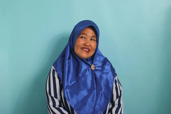 Nerwowa Azjatka Średnim Wieku Niebieskim Hidżabie Koszuli Paski Gryzie Wargę — Zdjęcie stockowe