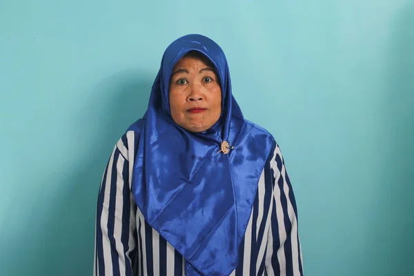 Seorang Wanita Asia Paruh Baya Yang Cemas Mengenakan Jilbab Biru — Stok Foto