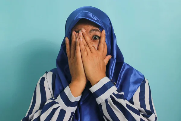 Una Donna Asiatica Mezza Età Spaventata Curiosa Hijab Nasconde Viso — Foto Stock