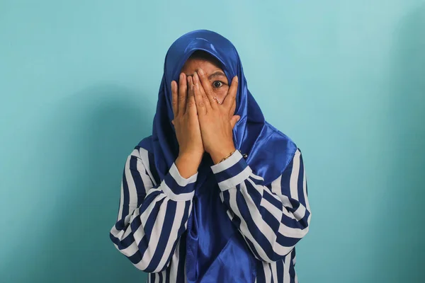 Uma Mulher Asiática Meia Idade Assustada Curiosa Hijab Esconde Rosto — Fotografia de Stock
