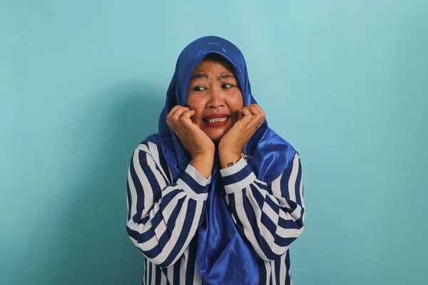 Nerwowa Azjatka Średnim Wieku Niebieskim Hidżabie Koszuli Paski Czuje Strach — Zdjęcie stockowe