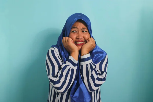 Nervös Medelålders Asiatisk Kvinna Klädd Blå Hijab Och Randig Skjorta — Stockfoto