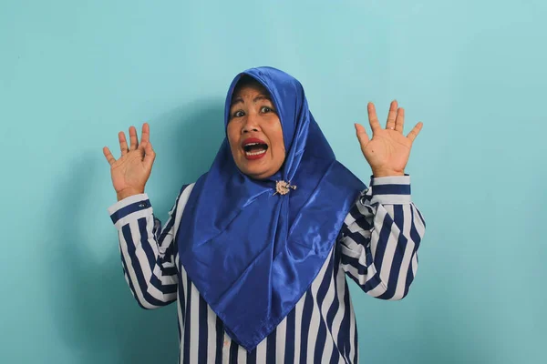 Rädd Medelålders Asiatisk Kvinna Blå Hijab Och Randig Skjorta Flämtar — Stockfoto