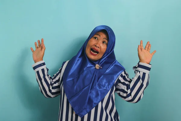 Uma Mulher Asiática Meia Idade Assustada Hijab Azul Camisa Listrada — Fotografia de Stock