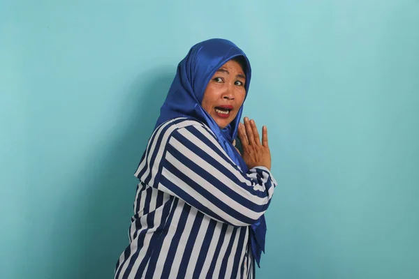 Испуганная Азиатка Средних Лет Синем Хиджабе Полосатой Рубашке Задыхается Прыгает — стоковое фото