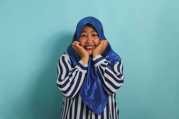 Przestraszona Azjatka Średnim Wieku Niebieskim Hidżabie Koszuli Paski Dyszy Skacze — Zdjęcie stockowe