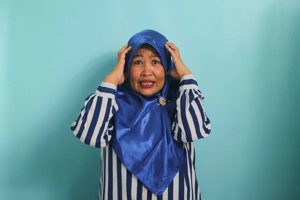 Mavi Tesettürlü Çizgili Tişörtlü Orta Yaşlı Korkmuş Bir Asyalı Kadın — Stok fotoğraf