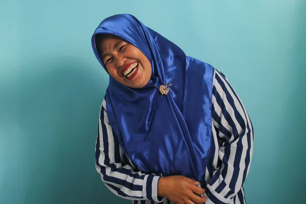 Una Divertida Mujer Asiática Mediana Edad Con Hiyab Azul Una —  Fotos de Stock