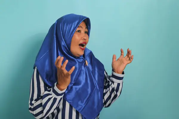 Uma Mulher Asiática Meia Idade Excitada Hijab Azul Camisa Listrada — Fotografia de Stock