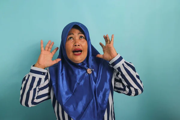 Zmieszana Azjatka Średnim Wieku Niebieskim Hidżabie Koszuli Paski Wygląda Zmartwioną — Zdjęcie stockowe