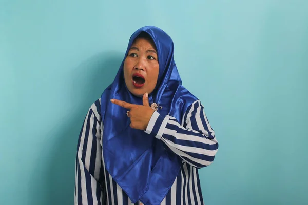 Una Donna Asiatica Mezza Età Sorpresa Hijab Blu Camicia Righe — Foto Stock