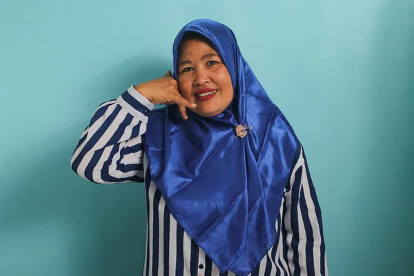 Una Mujer Asiática Excitada Mediana Edad Con Hiyab Azul Una —  Fotos de Stock