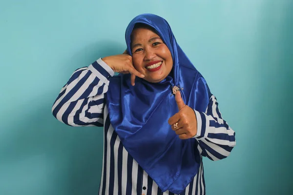 Mulher Asiática Meia Idade Vestindo Hijab Azul Uma Camisa Listrada — Fotografia de Stock