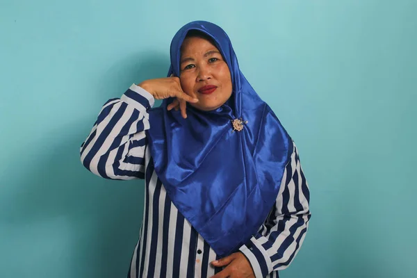 Возбужденная Азиатка Средних Лет Одетая Синий Хиджаб Полосатую Рубашку Стоит — стоковое фото