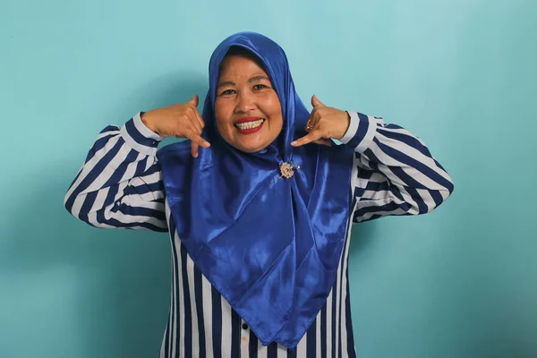 Eine Aufgeregte Asiatin Mittleren Alters Die Einen Blauen Hijab Und — Stockfoto