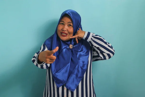 Una Mujer Asiática Mediana Edad Excitada Con Hiyab Azul Una —  Fotos de Stock