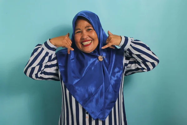 Uma Mulher Asiática Empolgada Meia Idade Vestindo Hijab Azul Uma — Fotografia de Stock