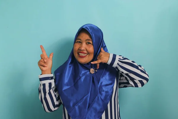 Uma Mulher Asiática Meia Idade Excitada Vestindo Hijab Azul Uma — Fotografia de Stock