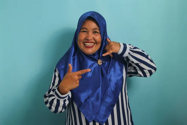 Podekscytowana Azjatka Średnim Wieku Niebieskim Hidżabie Koszuli Paski Stoi Niebieskim — Zdjęcie stockowe