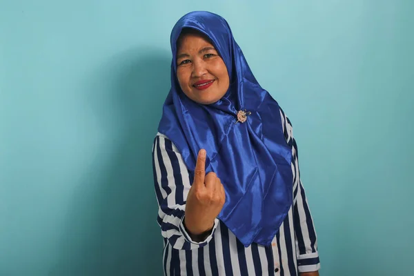 Middle Aged Asian Woman Blue Hijab Striped Shirt Confidently Makes — Stock Photo, Image