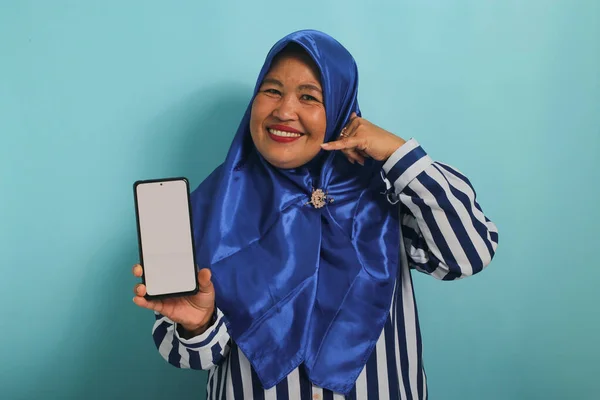 Una Alegre Mujer Asiática Mediana Edad Con Hiyab Azul Una —  Fotos de Stock